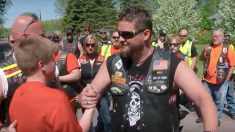 Des brutes ont fait de la vie un enfer pour ce garçon, puis un groupe de motards a eu vent de sa situation difficile