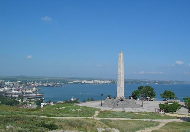 -Photo du port de Kerch et mémorial de la Seconde Guerre mondiale Photo de Wikipedia de Petar Milošević