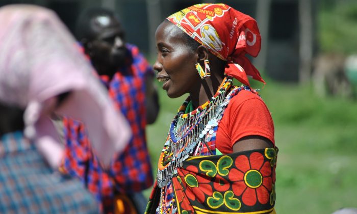 

Nariku Kuyo discute avec ses amis au marché Naikarra dans le comté de Narok, au Kenya, le 4 mai 2018. (Dominic Kirui/Special to The Epoch Times)
