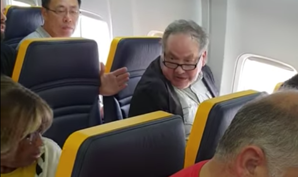 Ryanair critiquée pour avoir laissé faire un passager ayant proféré des insultes racistes