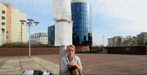 Bobigny – Une jeune femme demande l’expulsion de squatteurs dans son appartement en s’enchainant à un poteau devant le tribunal