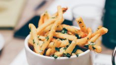 Belgique : des cornets de frites pour récompenser les étudiants qui n’urinent pas sur la voie publique