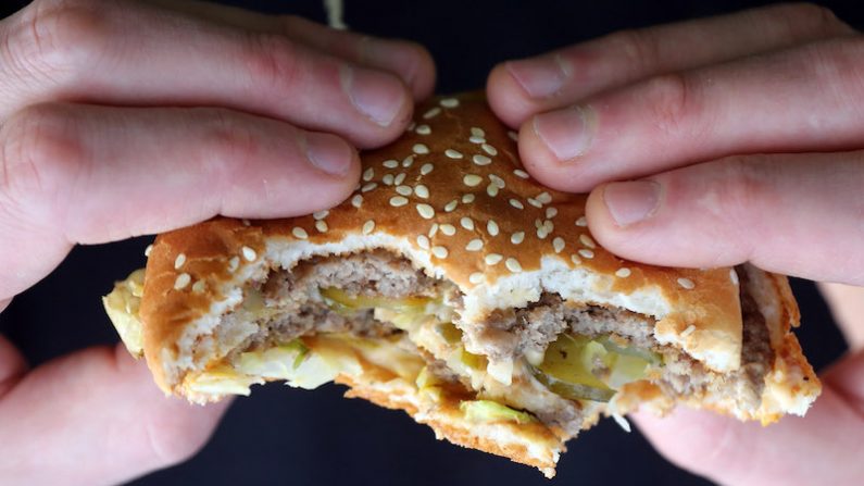  Un homme tient dans ses mains un hamburger acheté dans un fast-food le 7 janvier 2013 à Bristol, en Angleterre. (Matt Cardy/Getty Images) 