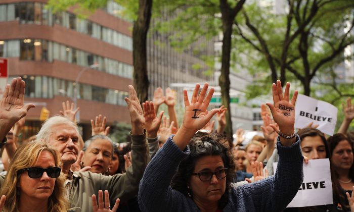 Des dizaines de manifestants contre la confirmation de la nomination du juge Brett Kavanaugh par la Cour suprême républicaine se sont réunis à New York, le 27 septembre 2018, exprimant leur conviction à l'égard du Dr Christine Blasey Ford. (Spencer Platt/Getty Images)

