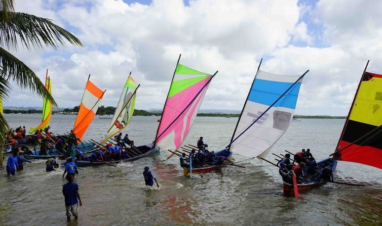 Régate de gommier à voile, départ, saison 2017-2018, Martinique. (Association Gommier et Tradition)