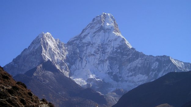 L’Everest est devenu « la plus haute poubelle du monde » – des tonnes de déchets sont laissées par les alpinistes chaque année