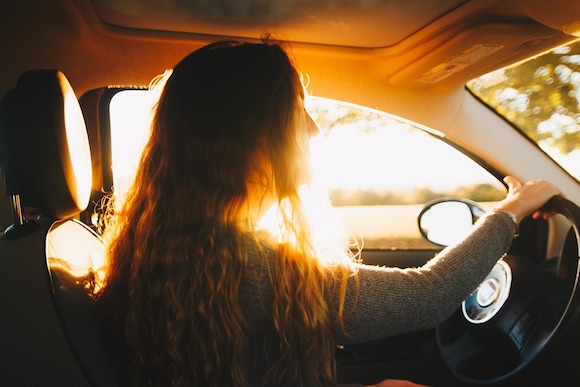 Une femme est décédée après avoir vécu plusieurs mois sur un parking dans sa voiture avec son mari.(Photo Pixabay)