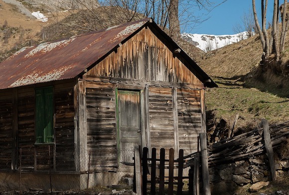 Esclave depuis 40 ans, un homme vivait dans un cabanon avec son gardien. (Photo Pixabay)