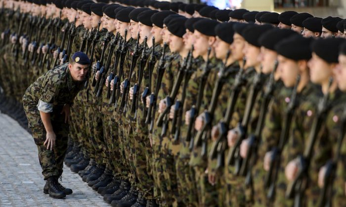 Un officier vérifie la ligne de la garde d'honneur suisse avant l'arrivée du président italien Giorgio Napolitano le 20 mai 2014 à Berne. (Fabrice Coffrini/AFP/Getty Images)
