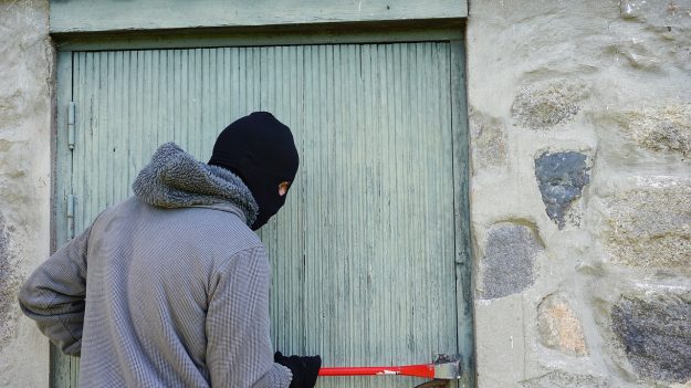 Savoie : il cambriole une maison, oublie ses papiers sur place, puis porte plainte pour vol