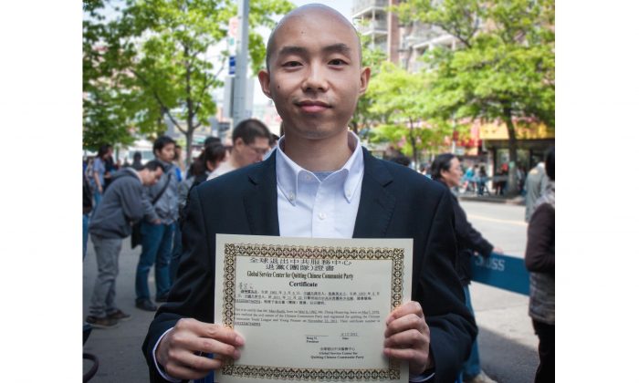 Li Ding Yun, qui était en visite aux États-Unis depuis la Chine, a décidé de renoncer à ses liens avec le Parti communiste chinois après avoir regardé un rallye « Tuidang » - signifiant « quitter le Parti » en mandarin - à Flushing, New York, le 28 avril 2012. (Benjamin Chasteen/Epoch Times)