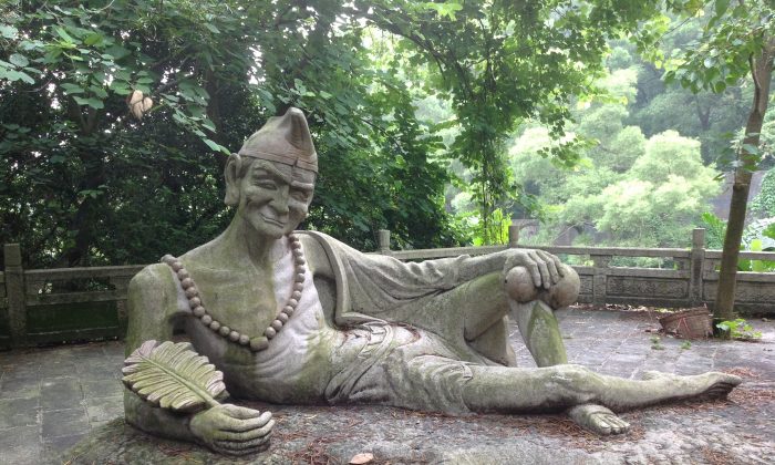 Le moine Jigong était connu pour aider les pauvres et résister à l'injustice. Une statue de Jigong, le moine, dans le parc de grottes de Wanzai Zhuxian à Zhuhai, en Chine. (Domaine public)

