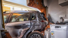 Un bus percute une voiture, qui finit… dans la cuisine