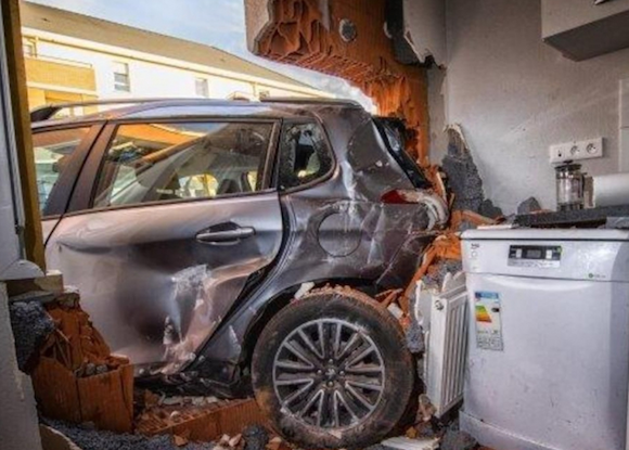 Une voiture finit sa course dans la cuisine d'un pavillon (Yvelines). (Capture d’écran Tweeter@MaxencesEvent)