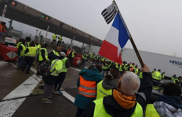 La socéité d'autoroute AREA recherche les automobilistes qui n'ont pas payé le péage lors des péages gratuits organisés par les "Gilets jaunes". (Capture d’écran Twitter@PoliceRealites)