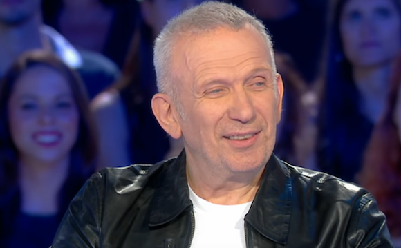 Jean Paul Gaultier renonce à la fourrure animale et au cuir. (Capture d’écran Les Terriens YouTube)