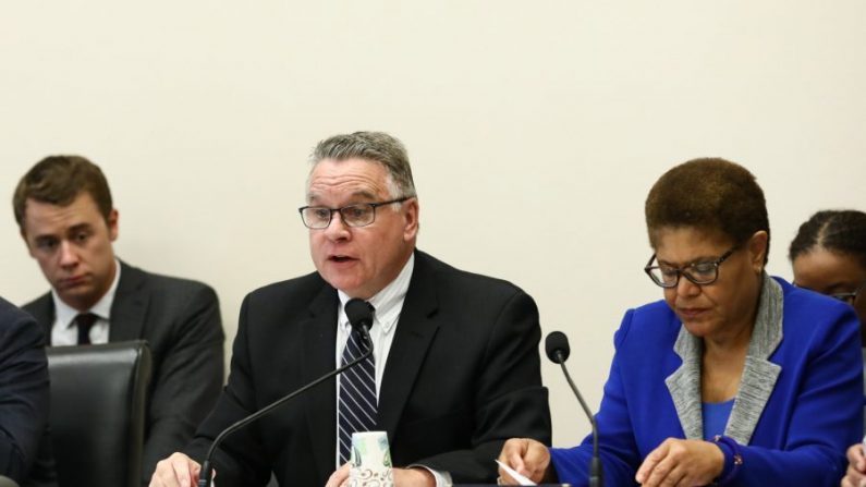 Le 6 septembre 2018, à Washington, Chris Smith (R-N.J.) (C) et Karen Bass (D-Calif.) lors d'une audience sur la responsabilité de la Chine dans la production de fentanyl. (Samira Bouaou/The Epoch Times)