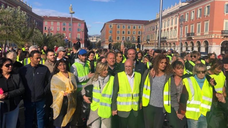 Éric Ciotti au milieu des manifestants du mouvement des gilets jaunes le 17 novembre à Nice. Crédit : Capture d'écran Facebook - Éric Ciotti.