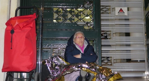 Marie de Jésus à la rue, campe devant la Mairie de Puteaux pour obtenir un logement (Capture d'écran Tweeter@grebert)