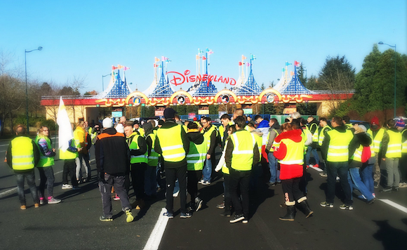 Gilets jaunes à Disneyland. (Capture d’écran Twitter@vdhollande)