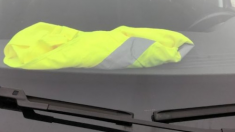 Dans quel but les automobilistes affichent-ils leurs gilets jaunes à leur pare-brise ?