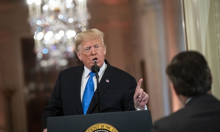 Le président Donald Trump apostrophe le journaliste de CNN Jim Acosta lors d'une conférence de presse le lendemain des élections de mi-mandat, le 7 novembre 2018, dans la salle Est de la Maison-Blanche à Washington, DC. Les républicains ont conservé la majorité au Sénat mais ont perdu le contrôle de la Chambre au profit des démocrates. (Al Drago/Pool/Getty Images)