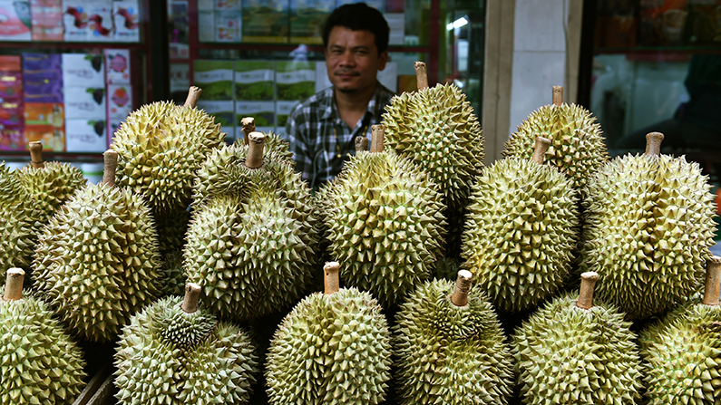 Un vendeur de fruits thaïlandais attend les clients derrière un étalage de durians à Bangkok le 1er juin 2018. (Romeo Gacad/AFP/Getty Images)