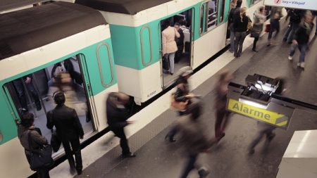 PARIS – Elle filme son agresseur dans les couloirs du métro et diffuse les images sur Twitter