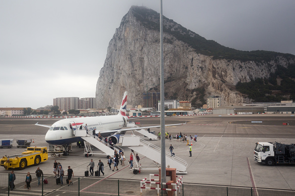 -Un territoire britannique depuis 300 ans, qui a une frontière terrestre avec l’Espagne, a une économie de services de 2,9 milliards de dollars qui repose fortement sur des travailleurs frontaliers venant d’Espagne représentant environ 50% de sa main-d’œuvre. Photo de Matt Cardy / Getty Images.