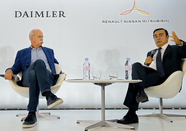 -Le constructeur allemand Daimler, président du conseil d'administration, Dieter Zetsche et le président-directeur général de Renault-Nissan-Mitsubishi, Carlos Ghosn donne une conférence de presse au Mondial de l'Automobile de Paris le 3 octobre 2018. Photo: ERIC PIERMONT / AFP / Getty Images.