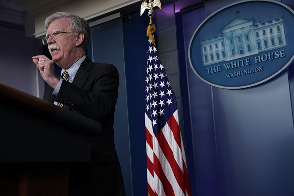 -Le conseiller à la sécurité nationale, John Bolton, annonce que Washington a rétabli début novembre de nouvelles mesures contre les secteurs pétrolier et financier iraniens. Photo par Alex Wong / Getty Images.