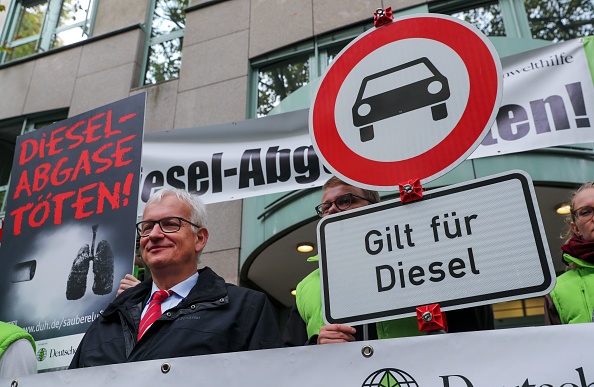 -Juergen Resch, chef du groupe de l’environnement allemand, se présente devant le tribunal administratif de Berlin, où une audience s'est déroulée le 9 octobre 2018 à la suite d'une interdiction de circulation sur les véhicules diesel dans la capitale allemande. Le tribunal a ordonné à la capitale allemande de suivre les traces de Hambourg, Francfort et Stuttgart avec des zones d’exclusion. Photo JENS BUTTNER / AFP / Getty Images. 