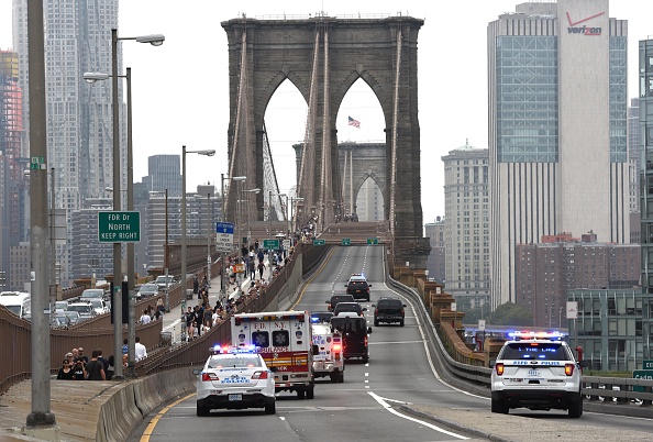 -Joaquin 'El Chapo' Guzman, patron de la drogue mexicaine, est escorté par la police le 10 octobre 2018 sur le pont de Brooklyn avant de retourner en prison dans le Bas Manhattan, après sa comparution devant le tribunal fédéral de Brooklyn. Photo TIMOTHY A. CLARY / AFP / Getty Images.