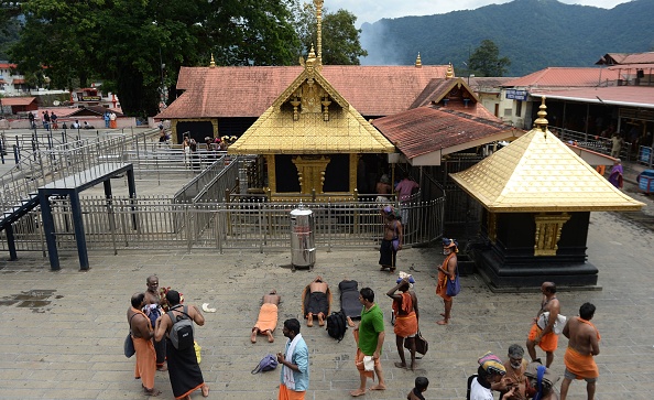 -Des extrémistes indiens  ont bloqué des intersections, menacé des conducteurs, jeté des pierres sur des bus et ordonné une grève de 12 heures le 18 octobre. Ils interdisent aux femmes de pénétrer dans l'un des temples les plus saints de l'Inde. Photo ARUN SANKAR / AFP / Getty Images.