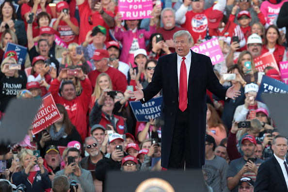 -Le président Donald Trump arrive pour un rassemblement à l'aéroport sud de l'Illinois le 27 octobre à Murphysboro, dans l'Illinois. Trump est en visite dans l'État pour montrer son soutien au représentant américain Mike Bost qui est dans une course serrée avec Brenden Kelly pour le 12ème Congrès de l'Illinois. Photo de Scott Olson / Getty Images.