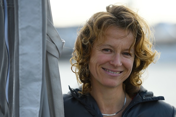 -La skipper française et allemande Isabelle Joschke pose sur son monocoque 'Monin' de catégorie Imoca à Saint-Malo, dans l'ouest de la France, le 28 octobre 2018, quelques jours avant le départ de la course en voilier solo de la Route du Rhum de Saint-Malo à Pointe-à-Pitre, Antilles Françaises. Photo DAMIEN MEYER / AFP / Getty Images.