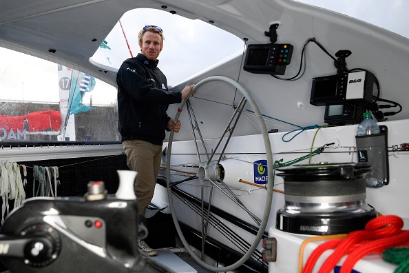 -Le skipper français François Gabart pose à l'intérieur de son multicoque de catégorie Ultime 'Macif' à Saint-Malo, dans l'ouest de la France, le 29 octobre 2018, quelques jours avant le départ de la course en voilier solo de la Route du Rhum. Photo DAMIEN MEYER / AFP / Getty Images.