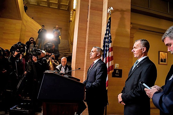 -L'avocat américain Scott Brady et l'agent du FBI Bob Jones annoncent la mise en accusation de Robert Bowers, l'accusé du tir de masse à la synagogue le 29 octobre 2018 à Pittsburgh, en Pennsylvanie. Photo de Jeff Swensen / Getty Images.