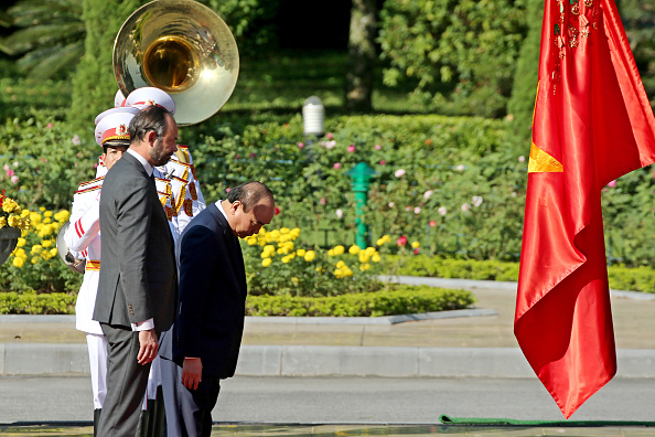 Edouard Philippe et le Premier ministre vietnamien Nguyen Xuan lors d'un hommage à Hô Chi Minh (MINH HOANG/AFP/Getty Images)