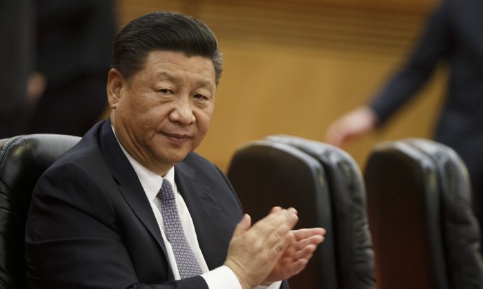 Le dirigeant chinois Xi Jinping assiste à la cérémonie de signature avec le président de la République dominicaine Danilo Medina (absent sur la photo) au Grand palais du Peuple à Pékin, le 2 novembre 2018. (Thomas Peter-Pool/Getty Images)