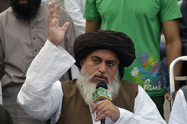 -Khadim Hussain Rizvi, chef du parti politique religieux Tehreek-e-Labaïk Pakistan (TLP), s'adresse aux supporters lors d'une manifestation à la suite de la décision de la Cour suprême d'acquitter le blasphème de la pakistanais Asia Bibi, femme chrétienne, à Lahore. 2018. Photo ARIF ALI / AFP / Getty Images.