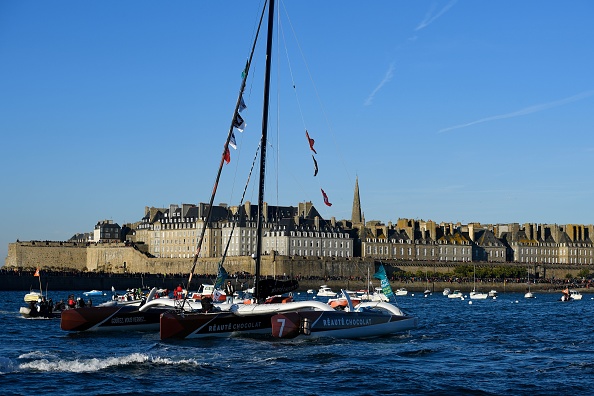 -Le skipper français Armel Tripon embarque sur son multicoque Multi 50 Reaute Chocolat alors qu'il quitte le port de Saint-Malo à la veille du départ de la course en voilier solo de la Route du Rhum. Photo DAMIEN MEYER / AFP / Getty Images.