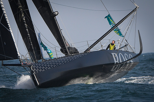 -Le skipper britannique Alex Thomson à bord de son monocoque de classe Imoca Hugo Boss lors du départ de la course en solitaire de la Route du Rhum au large de Saint-Malo, le 4 novembre 2018. Photo LOIC VENANCE / AFP / Getty Images.