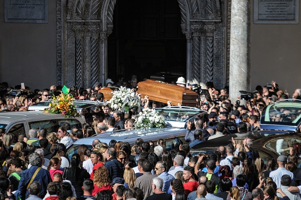 -Des cercueils de victimes sont en train d'être sortis de l'église à la suite d'une cérémonie funèbre tenue le 6 novembre 2018 à Palerme, à l'intention de neuf membres d'une même famille qui se sont noyés lorsque leur maison a été submergée par les eaux à la suite d'inondations dévastatrices. Photo ALESSANDRO FUCARINI / AFP / Getty Images.