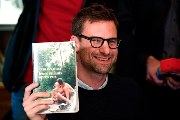 -L'écrivain français Nicolas Mathieu pose avec son livre « Leurs enfants après eux » après avoir remporté le Prix Goncourt, le premier prix littéraire français, le 7 novembre 2018 à Paris. Photo ERIC FEFERBERG / AFP / Getty Images.