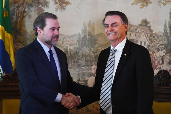 -Le président brésilien élu Jair Bolsonaro et le président de la Cour suprême du Brésil, Jose Antonio Dias Toffoli, se serrent la main lors d'une réunion à Brasilia, le 7 novembre 2018. Photo EVARISTO SA / AFP / Getty Images.