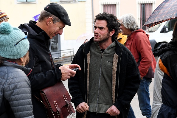 Mathieu Burellier et Benoit Ducos, deux des sept prévenus accusés d’avoir « aidé » des migrants illégaux, devant le tribunal de Gap, le 8 novembre. (JEAN-PIERRE CLATOT/AFP/Getty Images)