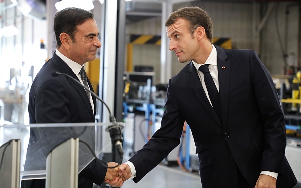 -Le président français Emmanuel Macron serre la main du président-directeur général de Renault-Mitsubishi Carlos Ghosn lors de la visite de l'usine Renault à Maubeuge, dans le nord de la France, le 8 novembre 2018. Photo LUDOVIC MARIN / AFP / Getty Images.