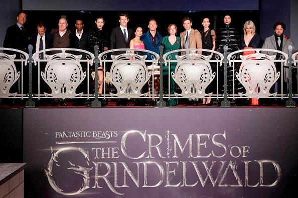 -Le scénariste britannique JK Rowling entouré de membres de la troupe et de l'équipe de production pose pour une photo lors de la première du film fantastique 'Fantastic Beasts : Les crimes de Grindelwald' à Paris le 8 novembre 2018 GEOFFROY VAN DER HASSELT / AFP / Getty Images.