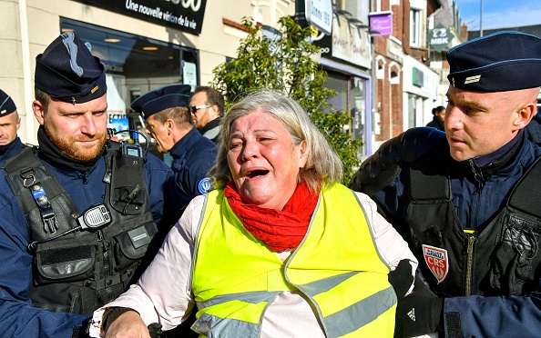 Des gilet jaunes évacués à Albert dans la Somme le 9 novembre 2018 (PHILIPPE HUGUEN/AFP/Getty Images)